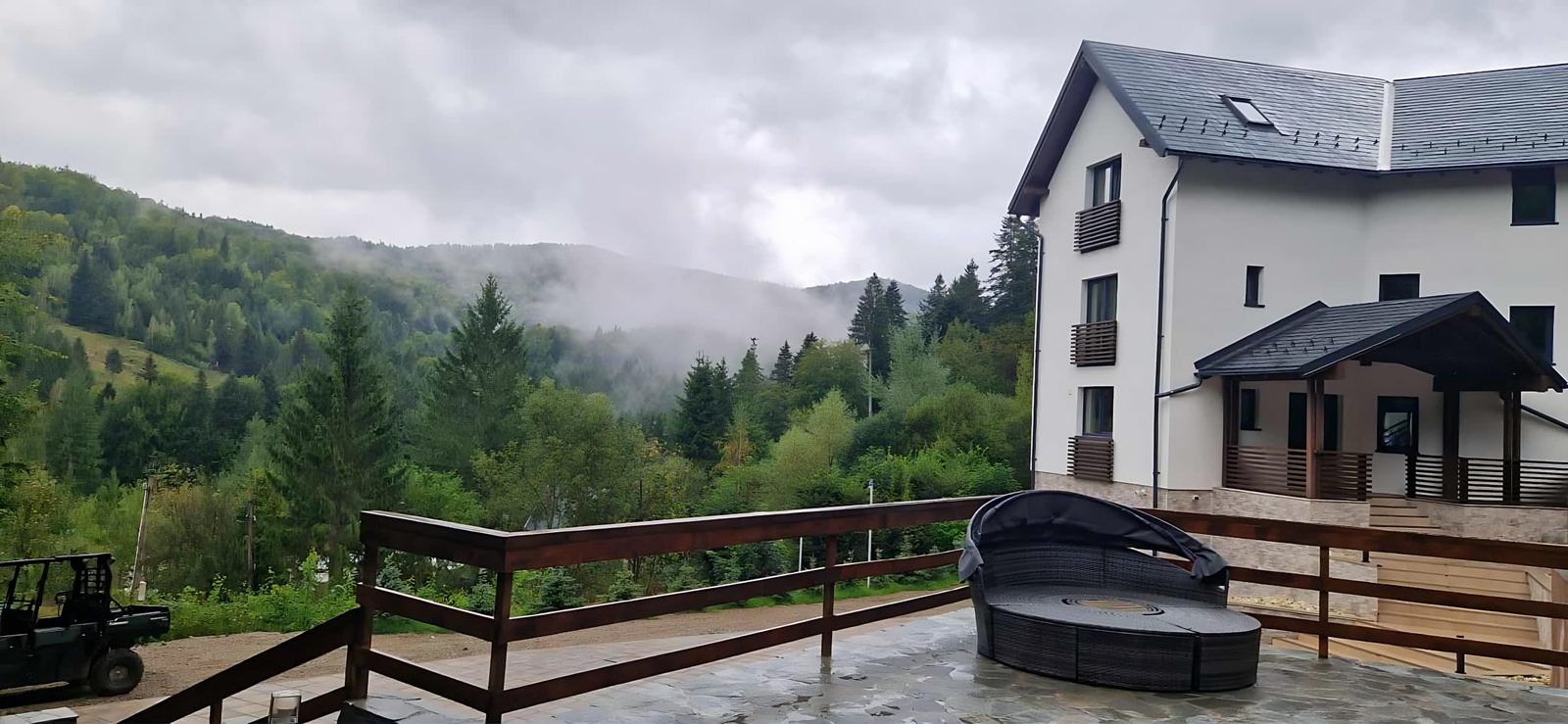 Vila Epic și pădurile din Slănic Moldova, cu ceața ridicându-se peste munți