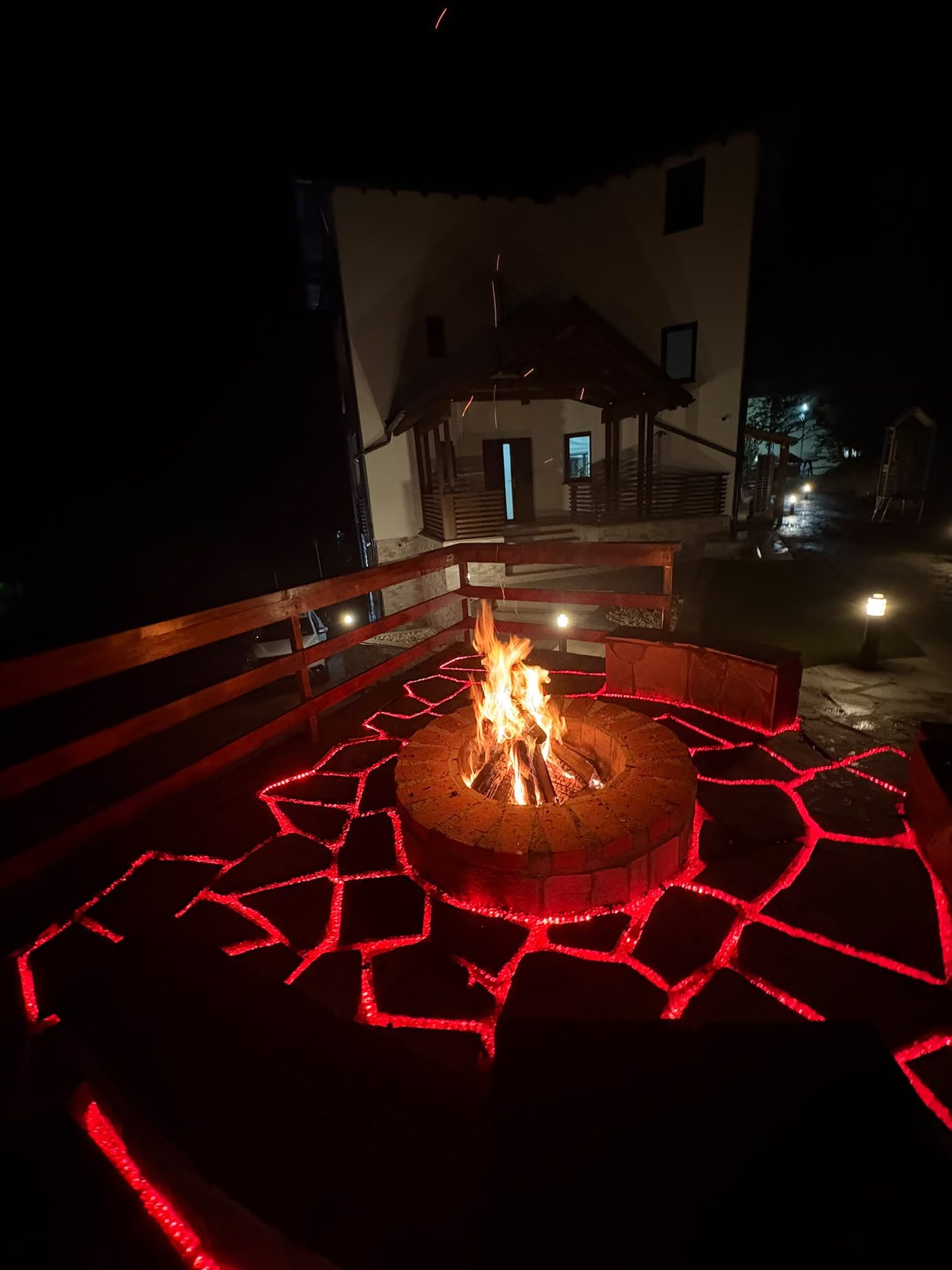 Vatră de foc exterioară din piatră, luminată RGB